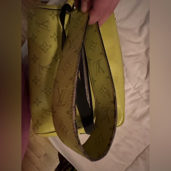 Louis Vuitton Lime Green Crossbody - Picture 4 of 9